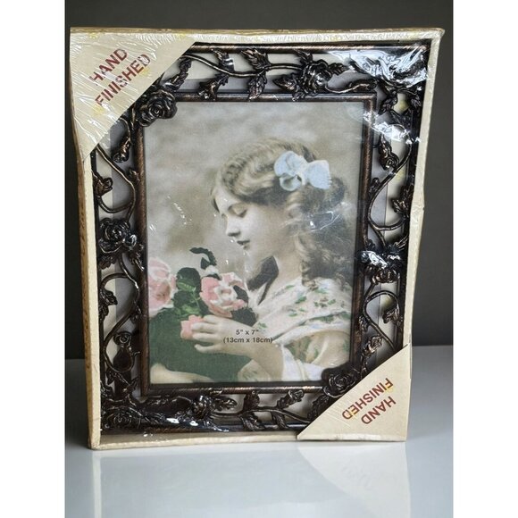 Hand-Finished Resin Photo Frame 5" X 7" (13cm X 18cm) With Ornate Design - Picture 1 of 7
